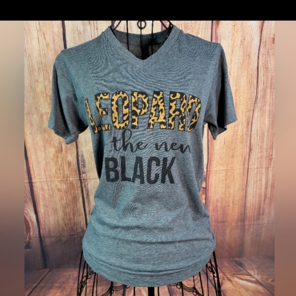 7 Assorted Holiday and other printed tees, you get all seven.  | Size Small